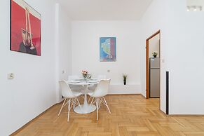 Krakow Main Square Apartment by Renters