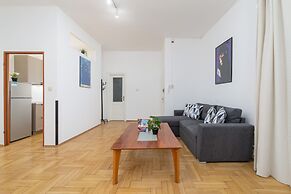 Krakow Main Square Apartment by Renters