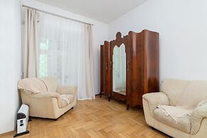 Krakow Main Square Apartment by Renters
