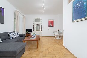 Krakow Main Square Apartment by Renters