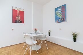 Krakow Main Square Apartment by Renters