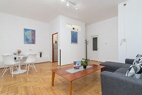Krakow Main Square Apartment by Renters
