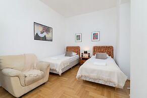 Krakow Main Square Apartment by Renters