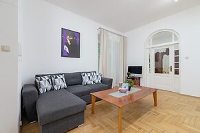 Krakow Main Square Apartment by Renters