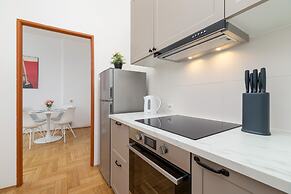 Krakow Main Square Apartment by Renters
