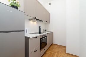 Krakow Main Square Apartment by Renters