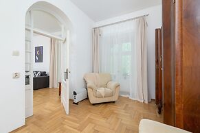 Krakow Main Square Apartment by Renters