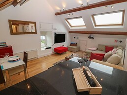 Apartment 2, Gorwel Glas