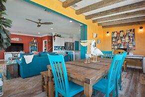 The Lazy Lobster 3 Bedroom Home by RedAwning