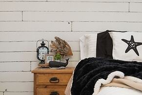 The Lazy Lobster 3 Bedroom Home by RedAwning