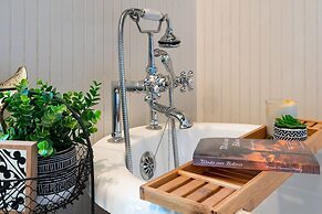 The Lazy Lobster 3 Bedroom Home by RedAwning