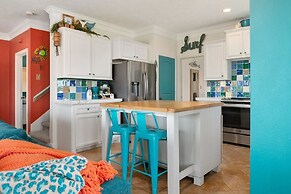 The Lazy Lobster 3 Bedroom Home by RedAwning