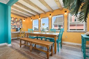 The Lazy Lobster 3 Bedroom Home by RedAwning