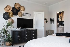 The Lazy Lobster 3 Bedroom Home by RedAwning