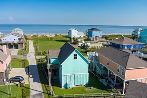 The Lazy Lobster 3 Bedroom Home by RedAwning