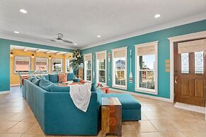 The Lazy Lobster 3 Bedroom Home by RedAwning