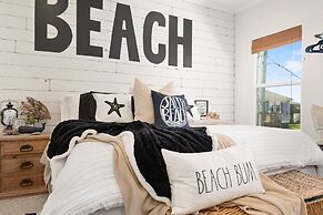 The Lazy Lobster 3 Bedroom Home by RedAwning