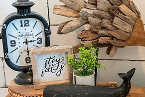 The Lazy Lobster 3 Bedroom Home by RedAwning