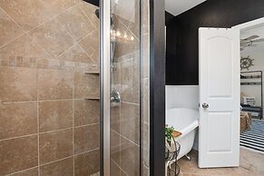 The Lazy Lobster 3 Bedroom Home by RedAwning