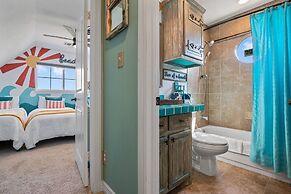 The Lazy Lobster 3 Bedroom Home by RedAwning