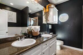 The Lazy Lobster 3 Bedroom Home by RedAwning