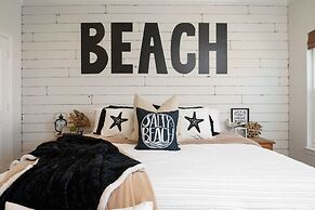 The Lazy Lobster 3 Bedroom Home by RedAwning