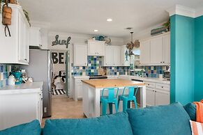 The Lazy Lobster 3 Bedroom Home by RedAwning