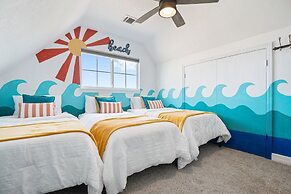 The Lazy Lobster 3 Bedroom Home by RedAwning