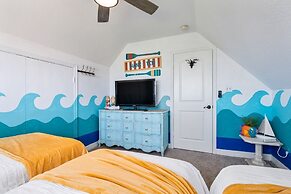 The Lazy Lobster 3 Bedroom Home by RedAwning