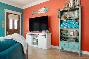 The Lazy Lobster 3 Bedroom Home by RedAwning