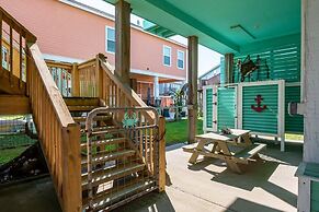 The Lazy Lobster 3 Bedroom Home by RedAwning