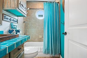 The Lazy Lobster 3 Bedroom Home by RedAwning