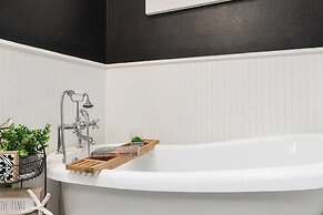 The Lazy Lobster 3 Bedroom Home by RedAwning