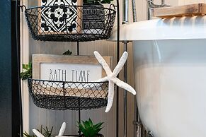 The Lazy Lobster 3 Bedroom Home by RedAwning