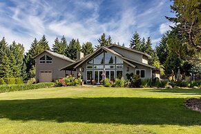 Mount Hood House 3 Bedroom Home by RedAwning