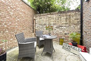 Charming Home With Patio Close to Wimbledon Park by Underthedoormat