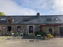 Hôtel Les Voisins Beaucemaine