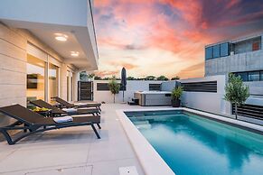 Apartment Sun Private Pool and Jacuzzi