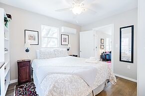 Beautiful Cottage Close to Downtown Austin