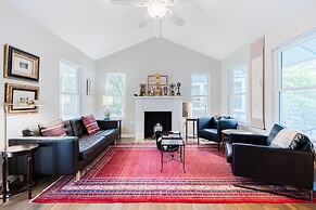 Beautiful Cottage Close to Downtown Austin