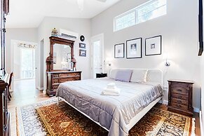 Beautiful Cottage Close to Downtown Austin