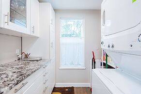 Beautiful Cottage Close to Downtown Austin