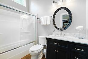 Beautiful Cottage Close to Downtown Austin