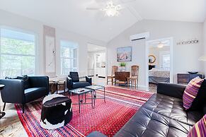 Beautiful Cottage Close to Downtown Austin