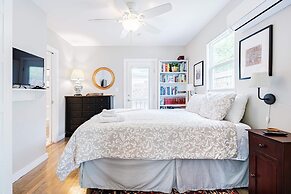 Beautiful Cottage Close to Downtown Austin