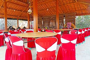 Super OYO 91568 Trisna Srabah Resort Homestay & Resto