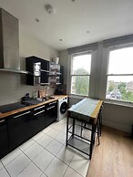 Stylish 1BD Flat With Private Terrace - Kilburn
