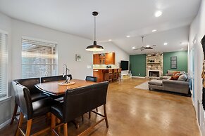 2br Texas Countryside Home w/ Hot Tub!