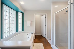 2br Texas Countryside Home w/ Hot Tub!