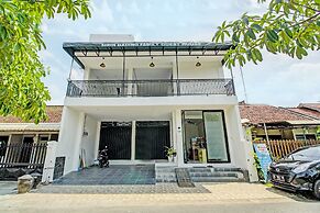 Super OYO 92433 Sirih Gading Family Guest House